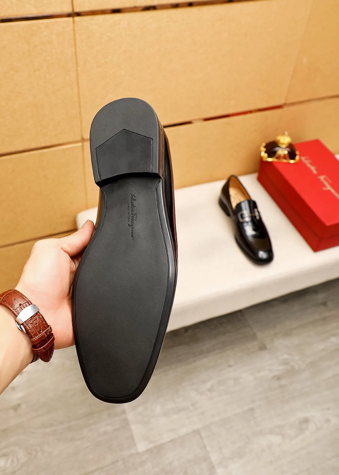 Men's shoes 💰480 💐 Product trademark: Ferragamo "Ferragamo" casual leather shoes Regular size: 38-44 (45🉑️customized) Product materials: Selected imported first-layer open-edge beaded cowhide upper + luxury hardware buckle, imported water-dyed cowhide leather lining. Strong three-dimensional visual effect, original rubber outsole Color: 3⃣️seed leather materials available
